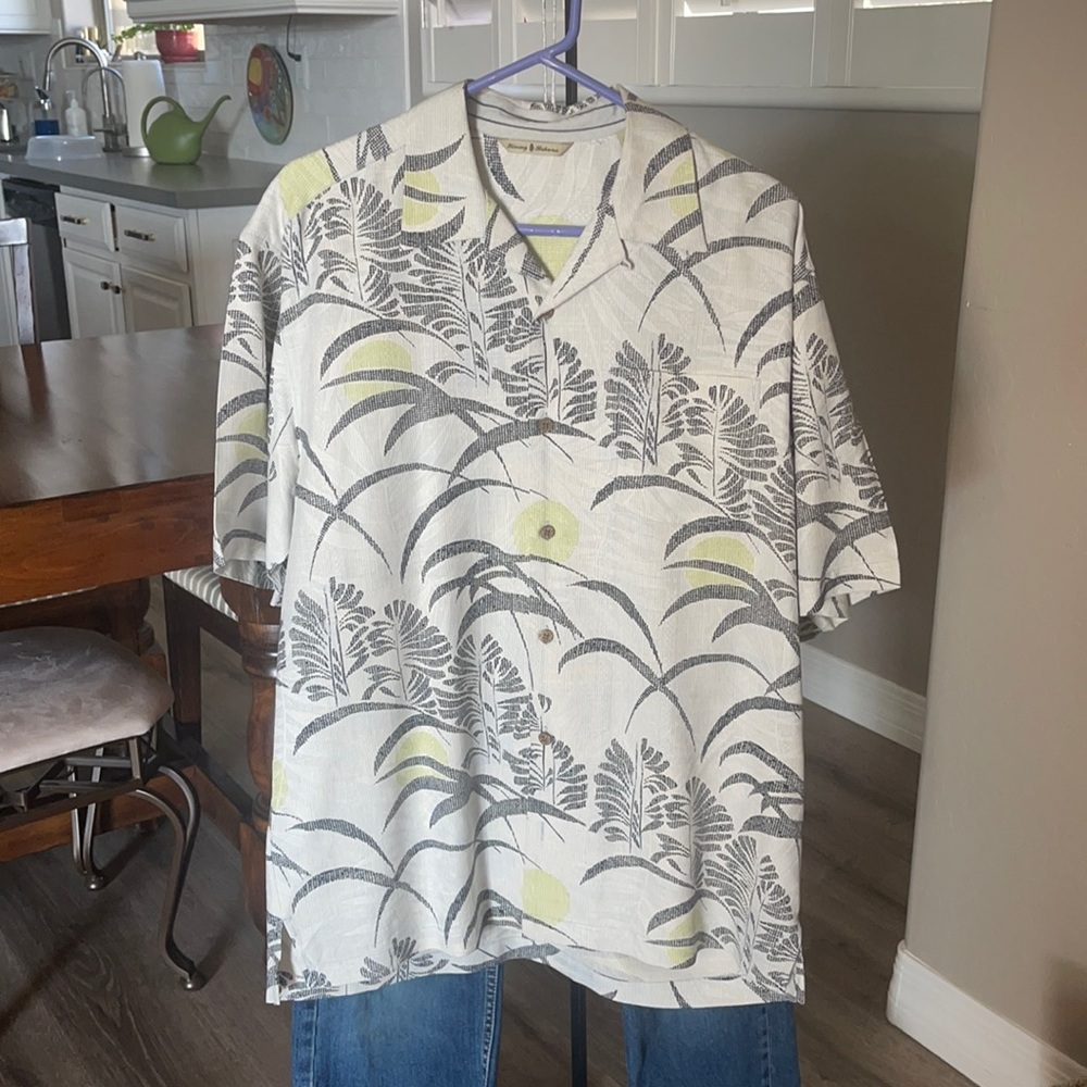 Tommy Bahama men’s shirt 100% silk.  Perfect condition